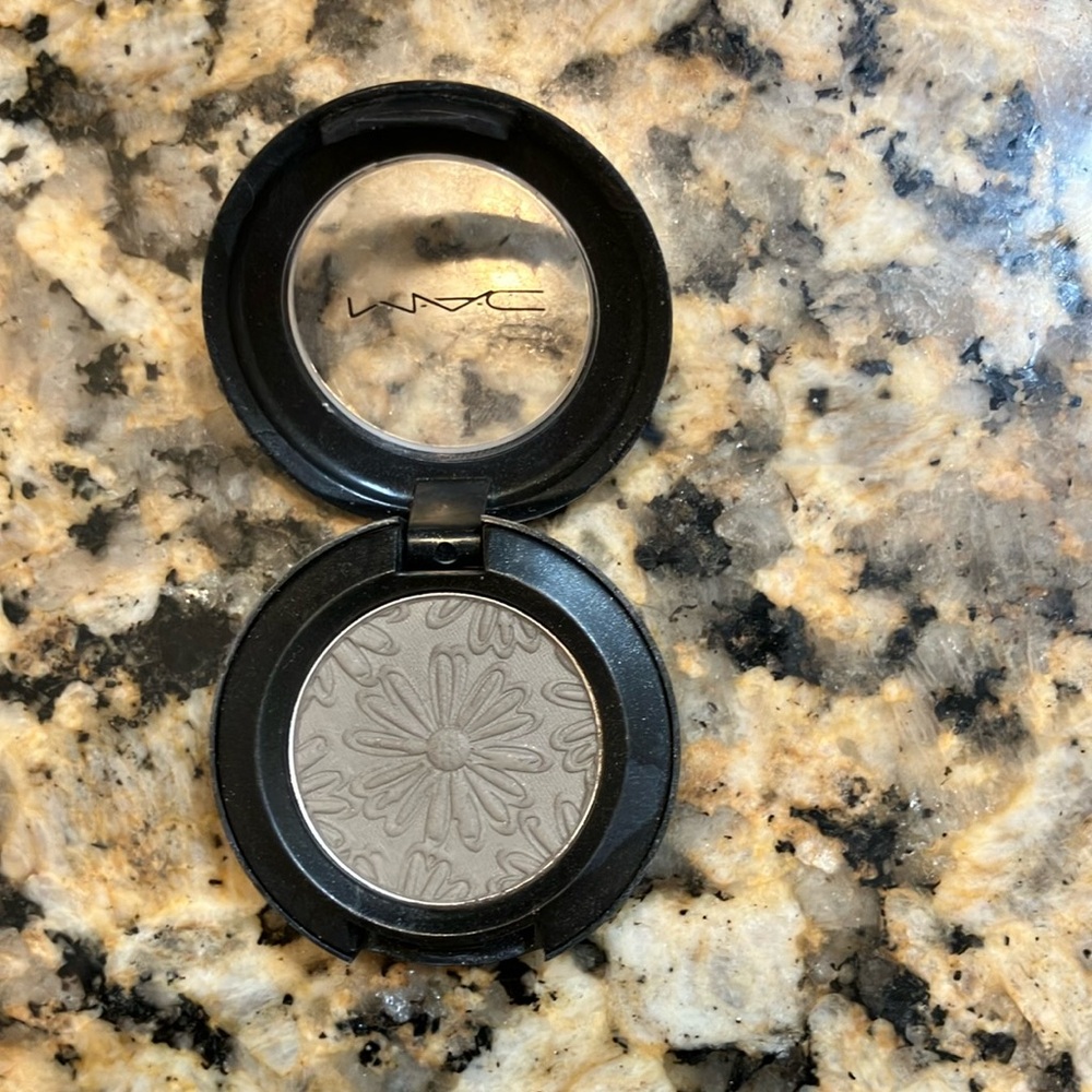 MAC cosmetics groundcover eyeshadow